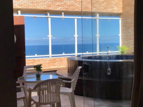 Cobertura com piscina e vista mar
